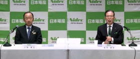 オンラインで記者会見する日本電産の永守重信氏（右）と小部博志氏＝９月２日午後、京都市