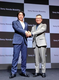 握手するソニー・ホンダモビリティの川西泉社長兼ＣＯＯ（左）と水野泰秀会長兼ＣＥＯ＝１０月１３日午後、東京都港区