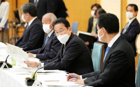 「新しい資本主義実現会議」の初会合で発言する岸田首相＝２０２１年１０月、首相官邸