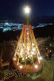 夜景を背景に浮かび上がるクリスマスタワー。寒い夜に温かな雰囲気を醸し出す＝２０２０年、神戸市内