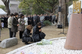 神戸大学追悼式典に出席し献花する遺族ら＝２０１３年１月１７日、神戸市灘区、神戸大六甲台キャンパス
