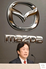 記者会見する毛籠勝弘氏。マツダの社長兼ＣＥＯに昇格する＝１７日午後、広島市