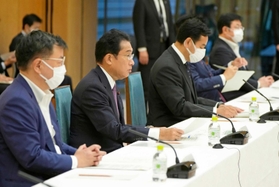 「物価・賃金・生活総合対策本部」の会合であいさつする岸田首相（左から２人目）＝２月９日午前、首相官邸