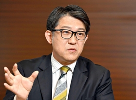 インタビューに答えるトヨタ自動車の佐藤恒治社長（代表撮影）