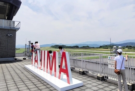 但馬空港の展望デッキ。スカイダイビング用小型機の離発着を見ることができる（筆者撮影）