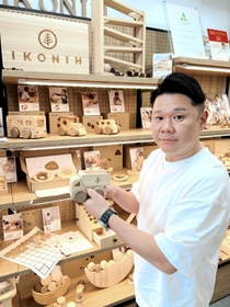 ＩＫＯＮＩＨ（アイコニー）の製品を説明する丸紅木材の清水文孝社長＝大阪市中央区の本社（筆者撮影）
