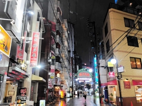 三宮・東門街。夜の街にだいぶ活気が戻ってきた。観光客の姿も目立つ（筆者撮影）