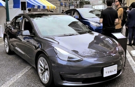 神戸市で７月に開かれた輸入電動車普及促進イベントで展示された米テスラの電気自動車＝神戸市中央区明石町