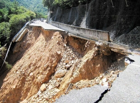台風で大量の土砂が流入し崩落した道路＝２０１４年、芦有ドライブウェイ（提供）