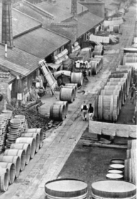 昭和３０年代の西宮郷。酒を造る木おけが見える。西宮の商人が酒造米の取引市場を提案した江戸時代にも、同じような風景があったのだろうか＝１９５８年１２月