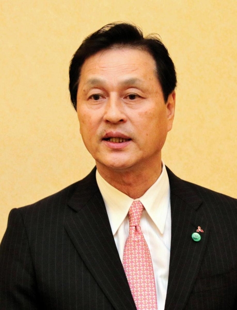 入社式に続き報道陣の取材を受ける三菱電機の杉山武史社長＝神戸市中央区港島中町６、神戸ポートピアホテル