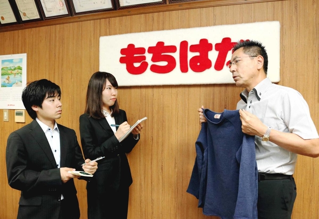 鷲尾吉正社長（右）に話を聞く兵庫県立大３年の中田結季子さん（中央）と大槻憲司さん＝加古川市志方町高畑