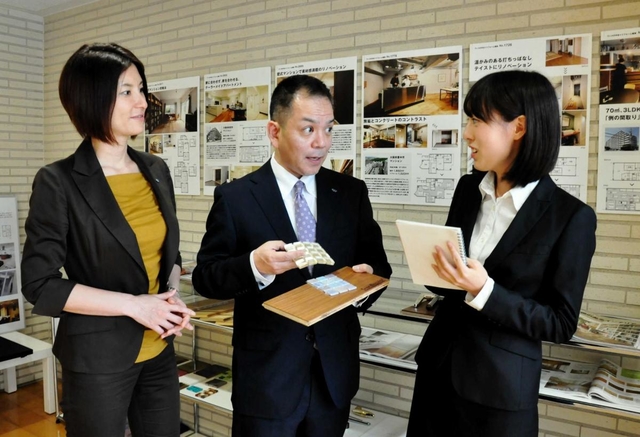 代表取締役の坂根勝幸氏（中央）と友野泉氏（左）に質問する関西学院大３年の和島陽菜さん＝宝塚市逆瀬川１