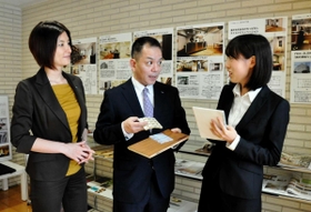 代表取締役の坂根勝幸氏（中央）と友野泉氏（左）に質問する関西学院大３年の和島陽菜さん＝宝塚市逆瀬川１