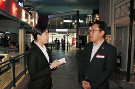 ＫＣＪＧＲＯＵＰの野並健治執行役員（右）に取材する武庫川女子大３年の古谷茉由さん＝キッザニア甲子園