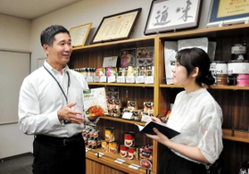 味へのこだわりについて、水垣佳彦常務に話を聞く関西大３年の杉谷和佳奈さん＝神戸市東灘区深江浜町