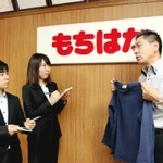 鷲尾吉正社長（右）に話を聞く兵庫県立大３年の中田結季子さん（中央）と大槻憲司さん＝加古川市志方町高畑