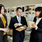 代表取締役の坂根勝幸氏（中央）と友野泉氏（左）に質問する関西学院大３年の和島陽菜さん＝宝塚市逆瀬川１