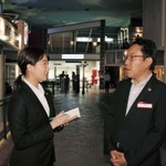 ＫＣＪＧＲＯＵＰの野並健治執行役員（右）に取材する武庫川女子大３年の古谷茉由さん＝キッザニア甲子園