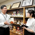味へのこだわりについて、水垣佳彦常務に話を聞く関西大３年の杉谷和佳奈さん＝神戸市東灘区深江浜町