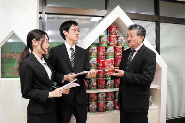 中島洋人社長（右）に話を聞く立命館大３年の黒川友恵さん（左）と貝原匠さん＝神戸市東灘区深江浜町