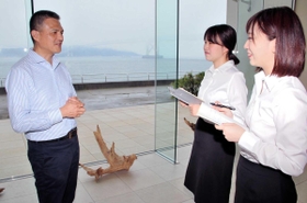 長田一郎社長（左）に話を聞く兵庫県立大３年の池田みずきさん（右）と工藤七海さん＝神戸市垂水区海岸通、ホテルセトレ神戸・舞子