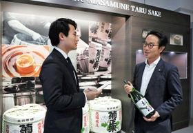 嘉納治郎右衛門社長（右）に話を聞く関西学院大３年の黒澤良輔さん＝神戸市東灘区魚崎西町１、樽酒マイスターファクトリー