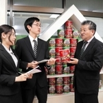 中島洋人社長（右）に話を聞く立命館大３年の黒川友恵さん（左）と貝原匠さん＝神戸市東灘区深江浜町