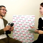 高野芳樹社長（左）に話を聞く甲南女子大３年の石川明日香さん＝西宮市日野町