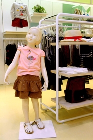親子でファンも多いファミリアのベビー・子ども服＝神戸市中央区元町通１