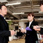 岡崎忠彦社長（左）に話を聞く関西学院大３年の畑中初音さん（中央）と北川英太郎さん＝神戸市中央区磯上通４
