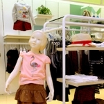 親子でファンも多いファミリアのベビー・子ども服＝神戸市中央区元町通１