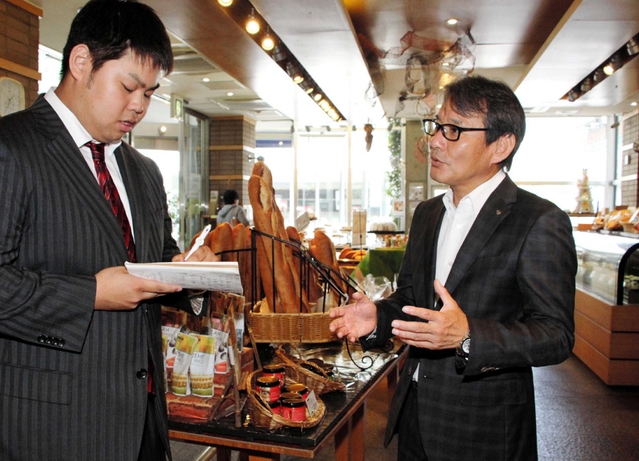 中土忠社長（右）に店舗戦略などを聞く関西学院大３年の堀家将平さん＝いずれも神戸市東灘区岡本１