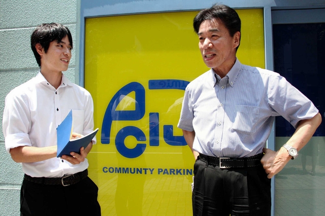 藤岡義己社長（右）に話を聞く関西大３年の佐藤広崇さん＝神戸市中央区東川崎町１