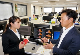 洸陽電機の乾正博社長（右）にインタビューする兵庫県立大３年の木村光理（ひかり）さん＝神戸市東灘区住吉宮町３