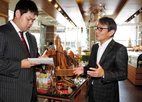中土忠社長（右）に店舗戦略などを聞く関西学院大３年の堀家将平さん＝いずれも神戸市東灘区岡本１