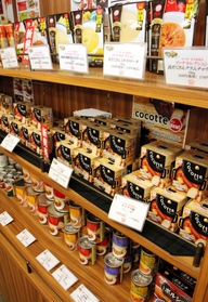 品ぞろえが豊富なレトルト、缶詰製品