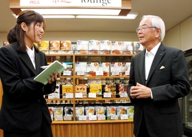 水垣宏隆社長（右）に話を聞く兵庫県立大３年の徳永千代美さん＝いずれも神戸市東灘区深江浜町