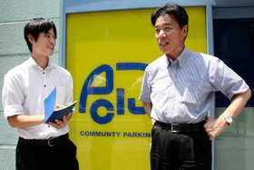 藤岡義己社長（右）に話を聞く関西大３年の佐藤広崇さん＝神戸市中央区東川崎町１