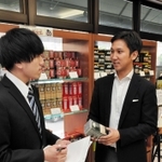 富永昌平社長（右）に話を聞く流通科学大学３年の高橋潤さん＝神戸市中央区御幸通５