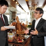 中土忠社長（右）に店舗戦略などを聞く関西学院大３年の堀家将平さん＝いずれも神戸市東灘区岡本１