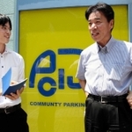 藤岡義己社長（右）に話を聞く関西大３年の佐藤広崇さん＝神戸市中央区東川崎町１