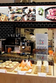 昨年12月にオープンした「ハイミーカフェ」＝姫路市駅前町（まねき食品提供）