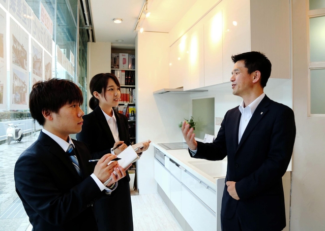 中山勇人社長（右）の話しを聞く愛知大３年の（左から）新美翔也さんと伊藤友美さん＝神戸市東灘区御影中町２、サンエース
