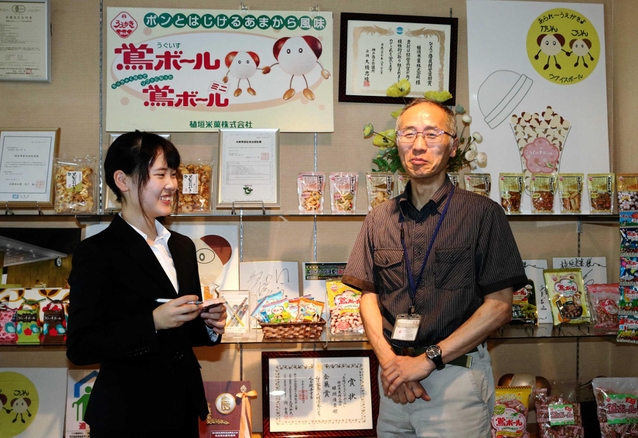 植垣清貴代表取締役（右）に話を聞く兵庫県立大３年の小谷綾里さん＝加古川市平岡町高畑