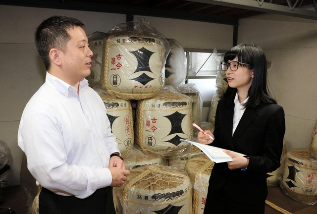 白樫政孝社長（左）に話を聞く関西学院大３年の佐野祐真佳さん＝神戸市東灘区深江浜町