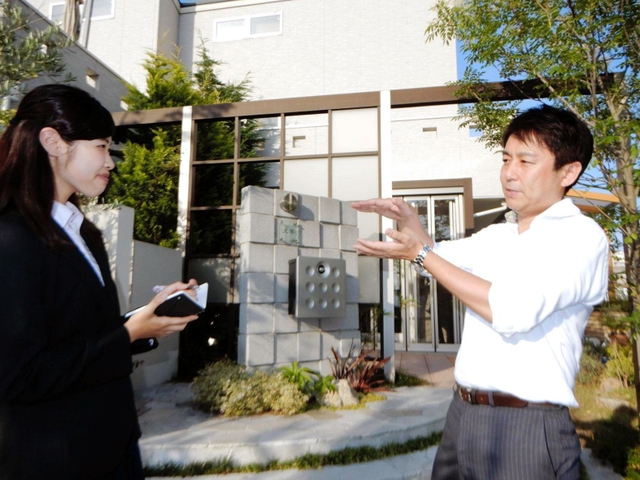 本社近くの店舗で有本哲也社長（右）に話を聞く兵庫県立大３年の田中彩華さん＝いずれも神戸市東灘区向洋町中６、ガーデンプラス神戸