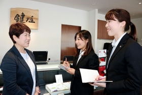 鍵庄の入江恵子代表取締役（左）に話を聞く武庫川女子大３年の垣本佳美さん（中央）と藤本光里さん＝明石市貴崎３