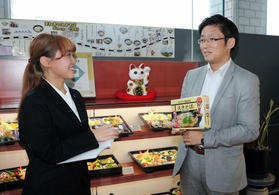 竹田典高専務（右）に話を聞く武庫川女子大３年の河合美沙季さん＝姫路市北条北川原