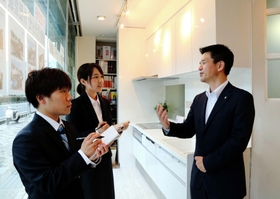 中山勇人社長（右）の話しを聞く愛知大３年の（左から）新美翔也さんと伊藤友美さん＝神戸市東灘区御影中町２、サンエース